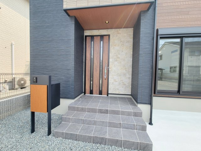 関戸4丁目1区画（377-51）・新築戸建の玄関