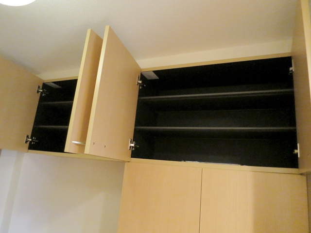 ハリソンズコートシミズのキッチン|上部にも食器など収納できます♪
