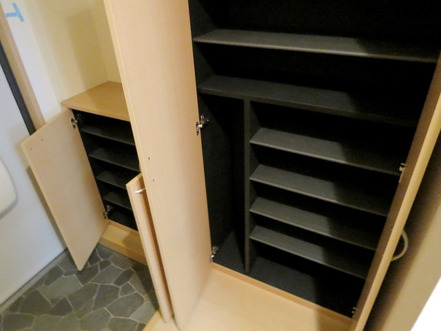 ハリソンズコートシミズの玄関|シューズボックス完備しています♪