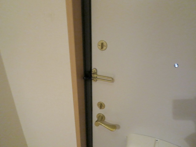 ハリソンズコートシミズの玄関|ダブルロックでセキュリティも安心♪