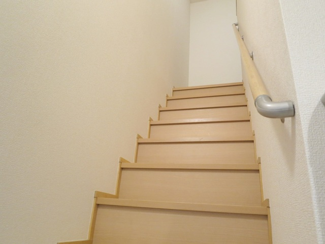 ハリソンズコートシミズの居間・リビング|２階への階段です♪