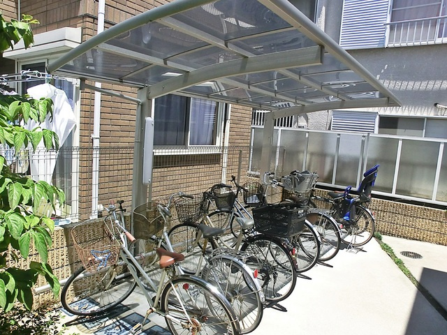 ハリソンズコートシミズのその他共用部分|屋根つきの駐輪スペースです♪