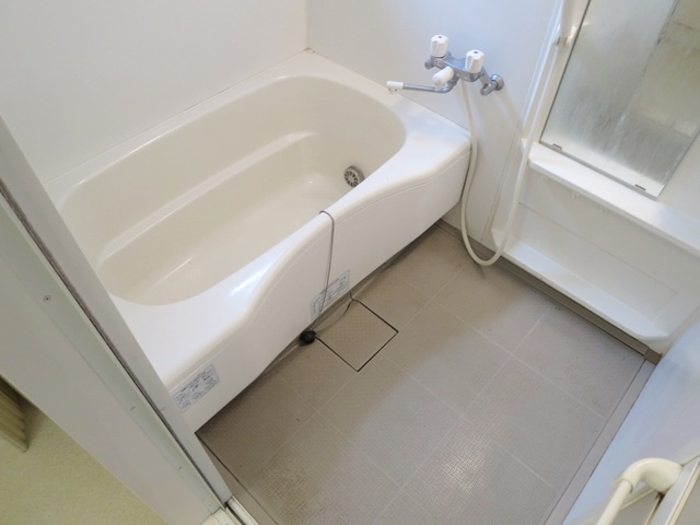 ハリソンズコートシミズの浴室|ゆったりとした浴槽です♪