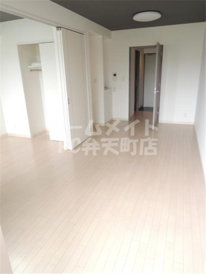 【居間・リビング】 | ラブニール西長堀パークフロント | ゆったり過ごせる居間です