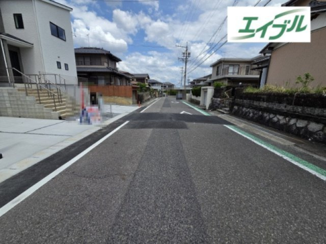 小牧市大字久保一色　新築戸建て　1号棟の前面道路含む現地写真