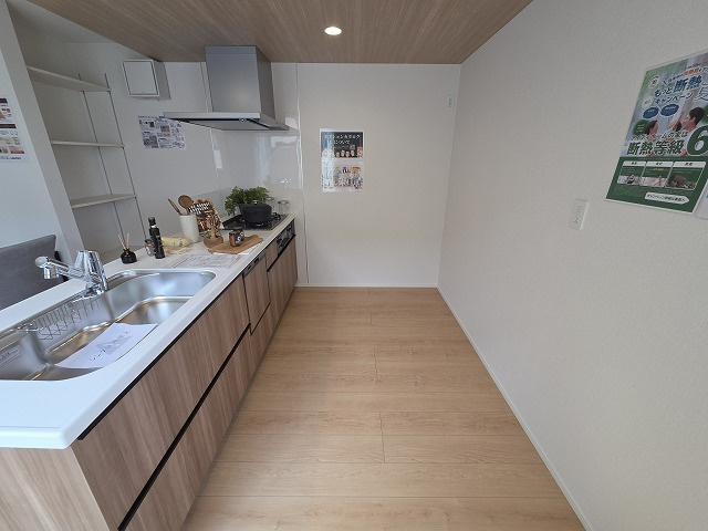 小牧市大字久保一色　新築戸建て　2号棟のキッチン|キッチンでお料理をお楽しみください