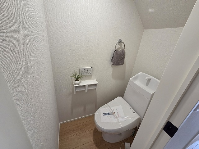 小牧市大字久保一色　新築戸建て　2号棟のトイレ|1階のトイレです