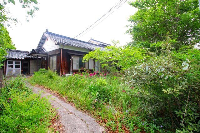境港市竹内町中古戸建の庭|敷地面積198坪と広い土地になります。