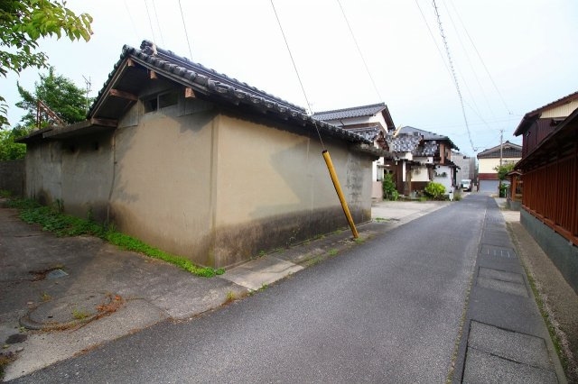 境港市竹内町中古戸建の前面道路含む現地写真|前面道路幅員2.5ｍで少し狭いですが、普通車可能です。