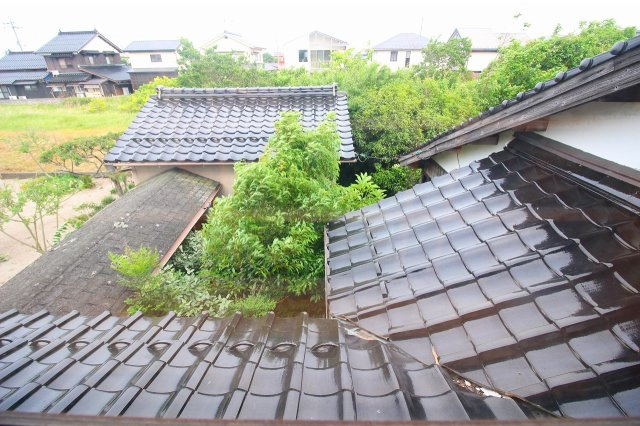 境港市竹内町中古戸建の外観|2Ｆから見える屋根。和瓦で昔ながらの造りの和風住宅になります。
