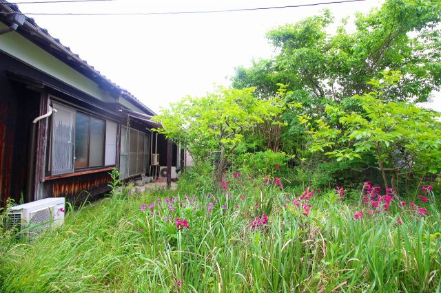 境港市竹内町中古戸建の庭|手入れのしがたいがある広いお庭になります。