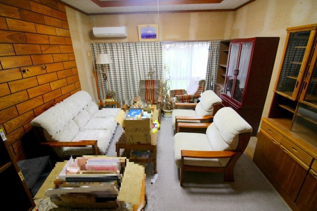 境港市竹内町中古戸建の内装|一家団欒できそうな洋室。楽しい時間が過ごせそうです。
