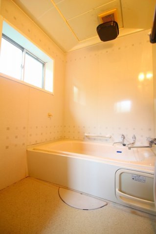 境港市竹内町中古戸建の浴室|明るい空間のお風呂になります。