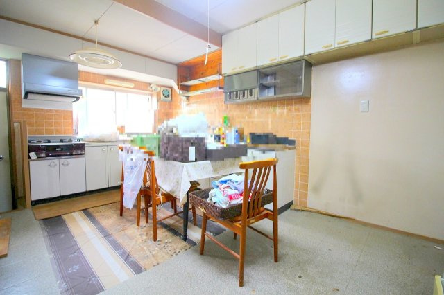 境港市竹内町中古戸建のキッチン|Ｌ型キッチンになります。スペースが広く、料理が楽しくできますね。