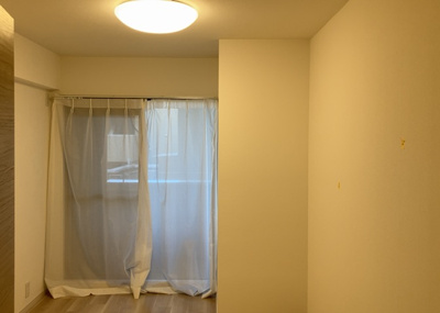 【寝室】 | パレス町田 | 寝室でゆっくりと過ごすためにはベッド周りの適度な空間を担保することや窓の位置、照明の明るさ、寝室の広さなどを考える必要があります。自身や家族の構成とライフスタイルに併せて寝室にする部屋を選びましょう！