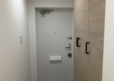 【玄関】 | パレス町田 | 玄関は家の顔でもあり、家族以外の目にも止まる場所です。玄関は外との間を仕切る扉、靴などをしまっておく収納スペース、靴脱ぎのたたきスペース、来客とのやり取りをするドアホンなど複数のアイテムからなります。