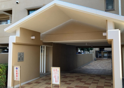 【エントランス】 | パレス町田 | マンションのエントランスには、もともと風よけや防犯の役割がありますが、マンションによって宅配ボックスなどの設備が備わっている所もあります。日々の生活をイメージしながら生活しやすさをチェックしましょう。