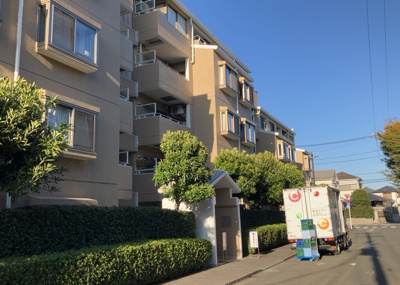 【現況写真】 | パレス町田 | 外観はマンション管理がされているかの目安になります。築年数が古いと、壁面は劣化してひび割れが生じることも！建物が古びていても細かいところが修繕されていると、きちんと管理されているなぁと感じるでしょう。