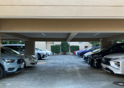 【駐車場】 | パレス町田 | 車一台あたりに必要なスペースは、標準サイズの普通自動車で横幅2m50cm、長さ5mは必要になります。ただし、乗降のことも考慮して横幅3m30cm、長さ5m50cmほどは確保できるところを選びましょう。