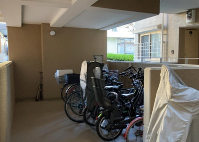 【駐輪場】 | パレス町田 | マンションの駐輪場は、事前に空きがあるか確認を取ると安心です。せっかく入居したのに駐輪スペースがない！なんてことになったら大変ですよね。そこで、内見時や購入前にはまず事前に確認しておくと良いでしょう。