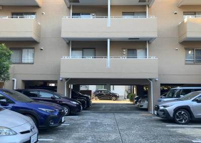 【駐車場】 | パレス町田 | 駐車場と明記されていても、最小スペースでつくられた駐車場だと大型車は駐車できなかったり、出入りしにくくなったりする可能性があります。お車のサイズと購入したい物件の駐車場のサイズを現地で確認しましょう。