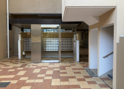 【設備】 | パレス町田 | エントランス付近に設置されている集合ポストは、住んでいる部屋と離れているため、ポストをあさるなど誰かに何かされていても被害に気づきにくいです。入居する時には他人に特定されにくい番号で鍵をかけましょう！