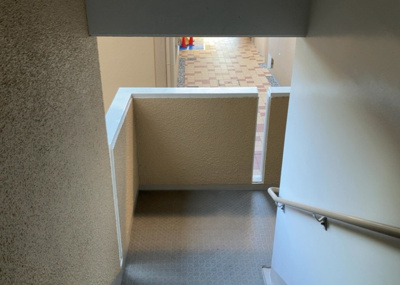 【ロビー】 | パレス町田 | ロビーというと、エントランスと何がちがうの？と思いますよね。実はロビーとエントランスには明確な決まりはありません。物件によっては、エントランスを入って広がるある程度の広さのある空間がロビーとなります。