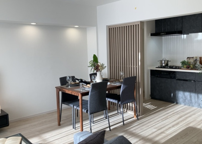 【ダイニング】 | パレス町田 | ダイニングは、食事や家族の団らんスペースとしてだけではなく、ほかの用途としても使用することができます。ダイニングテーブルを置き、食事のためのスペースを作ることでリビングとの差別化を図ることができます。