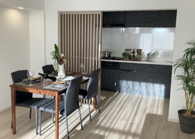 【キッチン】 | パレス町田 | L型アイランドタイプは、キッチンからダイニングにもリビングにも目が行き届くので、とても使いやすい配置です。L字型独立タイプは、キッチンを独立させてるためLDKというよりもLDといった様なイメージです。