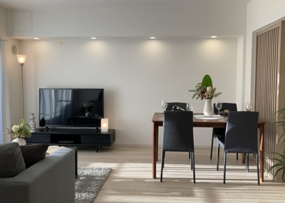 【居間・リビング】 | パレス町田 | リビングの間取りの種類は大きくわけてリビングとダイニングが別になっているタイプ、リビングダイニング一体型です。どちらも一長一短ですので、家を選ぶ時はその両面をチェックして決めるようにしましょう。