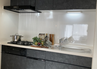 【キッチン】 | パレス町田 | 標準的なシステムキッチンの横幅は、165cm～300cm程度です。2100・2400・2550・2700などミリ単位で表記されます。普段どのように料理をするのかを想定しながら合ったサイズを選びましょう