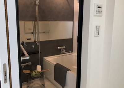 【浴室】 | パレス町田 | 入浴時の快適さも大事なことですが、綺麗な状態を維持できなければ気持ちよく入浴できません。毎日の掃除が楽という点は大事なポイントになります！カビが生えにくく掃除がしやすい、壁や浴槽を選ぶといいでしょう。