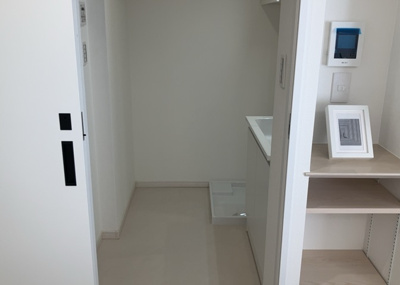 【脱衣所】 | パレス町田 | 洗面脱衣所は「体を綺麗に整える場所」という目的と役割を持っています。そして便利で使い勝手のいい「体を綺麗に整える場所」にするためには、配置や動線、照明や収納計画をしっかりと検討しておく必要があります。