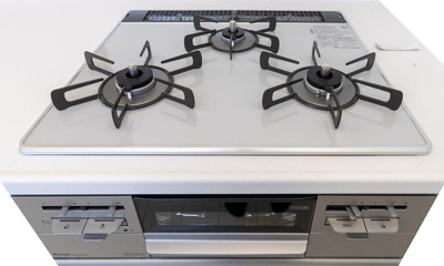 【内観：施工例】 | ライフフィールド岸城町　11号地 | 【キッチンコンロ】汚れたらサッと拭き掃除でOK！お手入れがラクチンなガラストップコンロ。複数品同時調理も可能な三口コンロ仕様。（同仕様の設備）