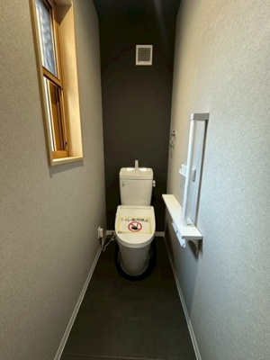 【トイレ】 | ライフフィールド岸城町　11号地 | カバーなしでも便座はポカポカな温水洗浄便座付トイレ。汚れてもサッと一拭きで綺麗に！お掃除簡単で衛生的ですね。