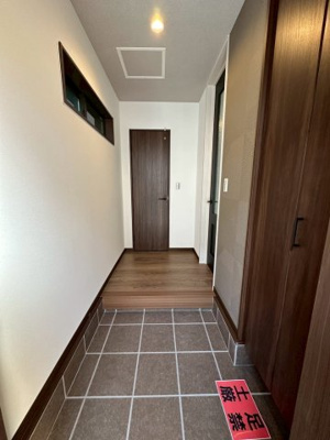 【玄関】 | ライフフィールド岸城町　11号地 | 落ち着いた雰囲気が魅力の玄関空間！※掲載中の写真は広角レンズで撮影のため、実際の見え方とは異なります。