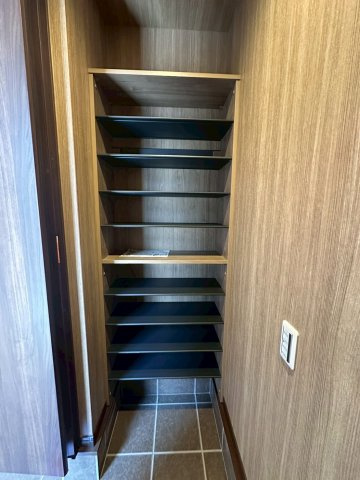 【収納】 | ライフフィールド岸城町　11号地 | SCLには棚板付き！脱いだ靴をサッと片付けられ、取り出しもスムーズ。見やすく収納でき、毎日の靴選びも楽しくなりますね。