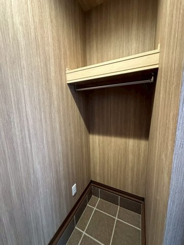 【収納】 | ライフフィールド岸城町　11号地 | SCLにハンガーパイプも設けました！雨の日の濡れてしまった上着など、室内に持ち込みにくものの保管にも便利です。