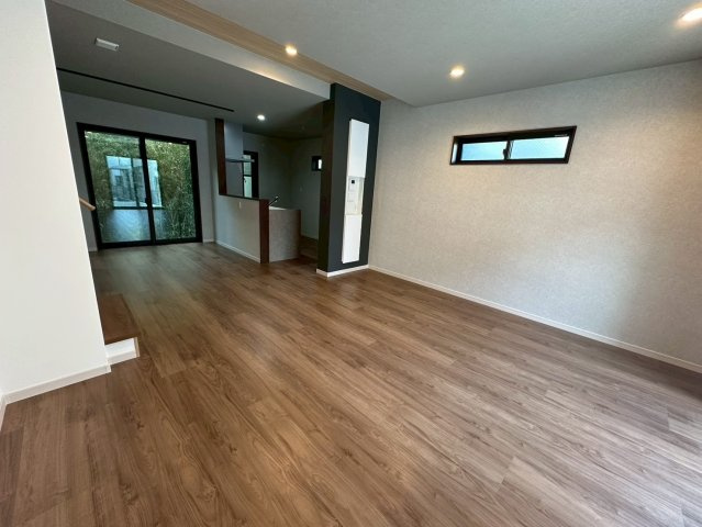 【居間・リビング】 | ライフフィールド岸城町　11号地 | 19帖の広々LDK。南面を含む3面採光を確保し、明るく開放的！お子様ものびのびとお過ごしいただける憩いの空間です。