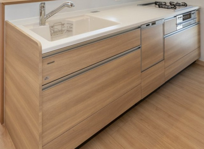 【内観：施工例】 | ライフフィールド岸城町　11号地 | 【キッチン】大きく開き調理器具の取り出しもスムーズなスライド式収納付き！たっぷり収納でき、調理スペースを広くお使いいただけます。（同仕様の設備）