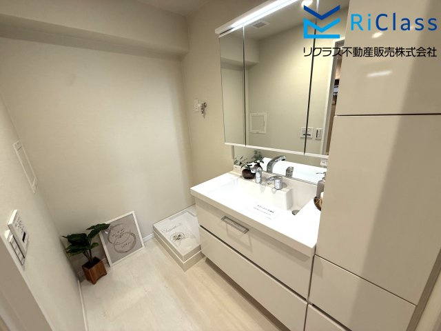 ワコーレレジクス兵庫の独立洗面台|使いやすい三面鏡付き独立洗面台とランドリースペース