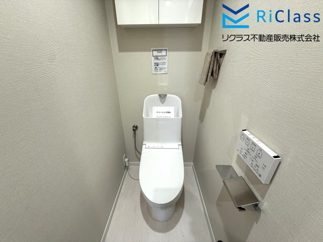 ワコーレレジクス兵庫のトイレ|ウォシュレット付きトイレです
上部収納棚あります