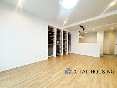 【居間・リビング】 | グリーンヴィラ琴似A棟 | ご家族みんなで長い時間を過ごすリビングは一番居心地のいいものであって欲しいですね。開放感のある広々リビングに光と風を呼び込みます。収納も多く快適な住空間を実現します。