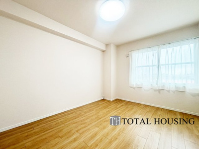 【洋室】 | グリーンヴィラ琴似A棟 | 洋室　約6.0帖
お陽さまの光とさわやかな風をたっぷりとりこめます。室内はいつも明るい印象なので気持ちの良い朝を迎えられます。毎日の生活も明るくなりそうです。間取りも使いやすく大きなベッドも置けます♪