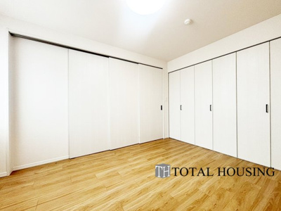 【洋室】 | グリーンヴィラ琴似A棟 | 洋室　約6.0帖
LDKと隣接した洋室でリビングから目が届く場所なので、お子様の遊び部屋・お昼寝スペースとして使うのもオススメです♪