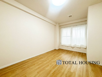 【洋室】 | グリーンヴィラ琴似A棟 | 洋室　約7.0帖
穏やかな寛ぎを届ける上質仕様のゆとりある主寝室。自分の時間を充実させながら心豊かにできるプライベート空間。