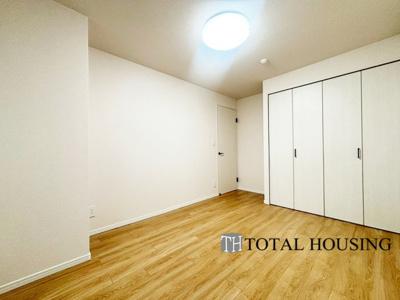 【洋室】 | グリーンヴィラ琴似A棟 | 洋室　約7.0帖
広々とした居住空間は日々の暮らしを彩り、心のやすらぎと満足感を与えてくれます。通風と採光を考慮した設計は子供たちはのびのび育ち、家族でくつろぎと団らんを生み出します。