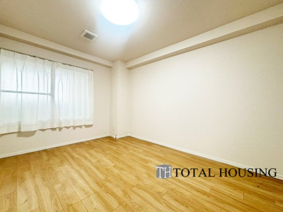 【洋室】 | グリーンヴィラ琴似A棟 | 洋室　約6.0帖
大きな窓からたっぷりの日差しが降り注ぐ明るい室内です。気持ちの良い朝日を受けて、目覚めの良い健康的な朝を迎えられそうです。