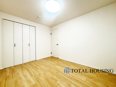 【洋室】 | グリーンヴィラ琴似A棟 | 洋室　約6.0帖
充分な広さと収納機能を備えた部屋はお子様の自発性と成長を促します。お子様の成長を支える、勉強や好きなことに没頭する学びの空間にどうぞ。