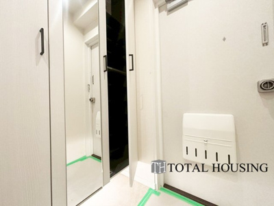 【玄関】 | グリーンヴィラ琴似A棟 | 出勤前の身支度チェックに欠かせない姿見を玄関に備え付けました。気持ちの良い一日の始まりは笑顔でスタート♪